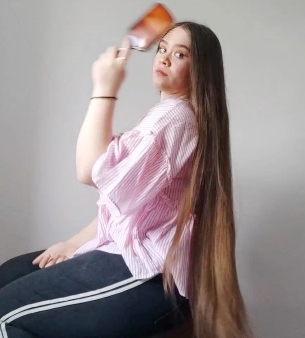 VIDEO - Pink shirt, shiny hair