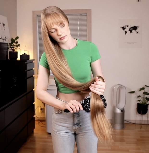 VIDEO - Super beautiful blonde Rapunzel