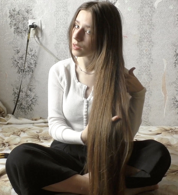 VIDEO - Tanya&#x27;s bundrops in front of her face