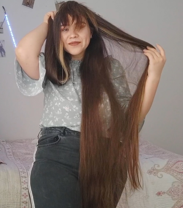 VIDEO - Her daily hair play