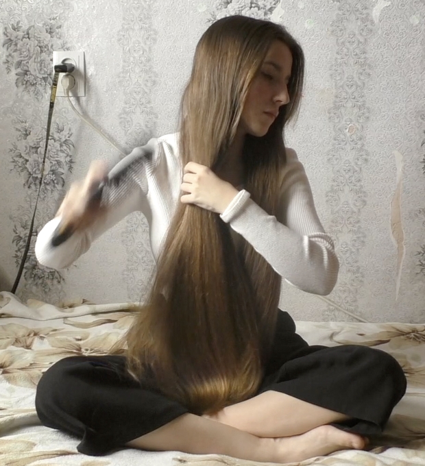 VIDEO - Tanya&#x27;s bundrops in front of her face