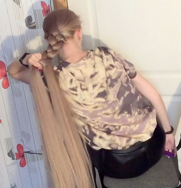 VIDEO - The blonde with the silky hair