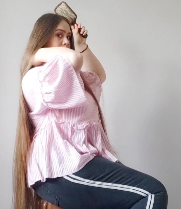 VIDEO - Pink shirt, shiny hair