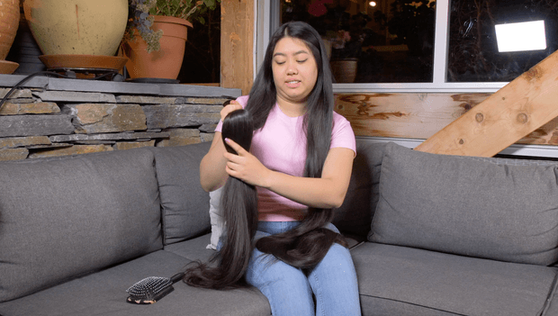 VIDEO - Rapunzel brushing in the sofa