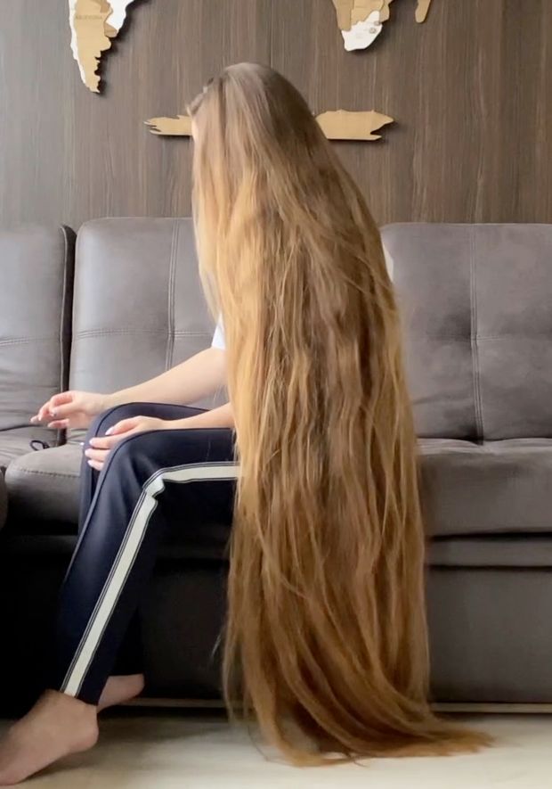VIDEO - Extreme calf length hair play in sofa