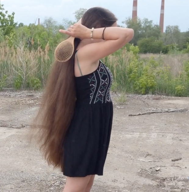 VIDEO - Displaying her massive mane in the wind