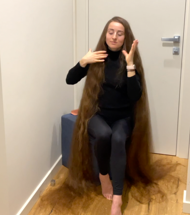 VIDEO - Brushing a pile of hair