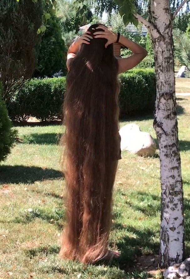 VIDEO - Floor length hair tree