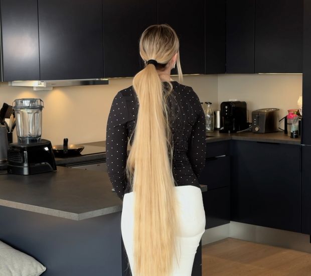VIDEO - Ponytails and buns display