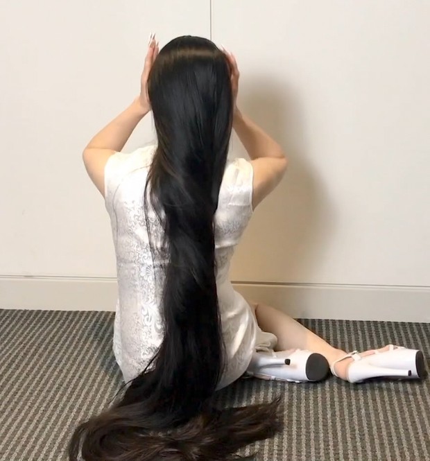 VIDEO - A lot of length, a lot of hair play