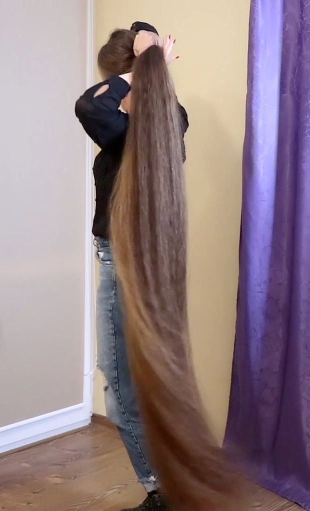 VIDEO - Extreme hair length is her passion
