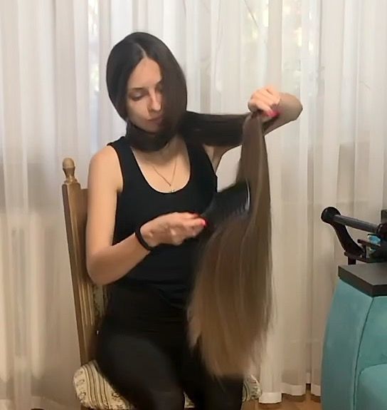 VIDEO - Extreme floor length hair brushing