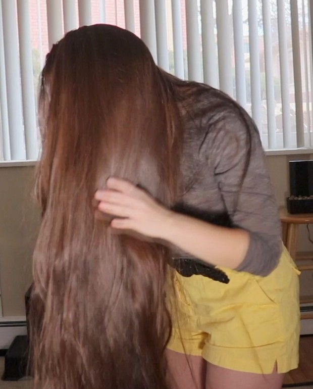 VIDEO - Antonia in her living room