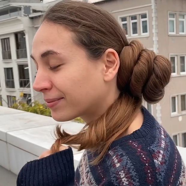 VIDEO - The girl with the huge buns