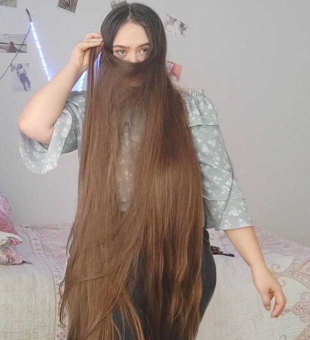 VIDEO - Her daily hair play