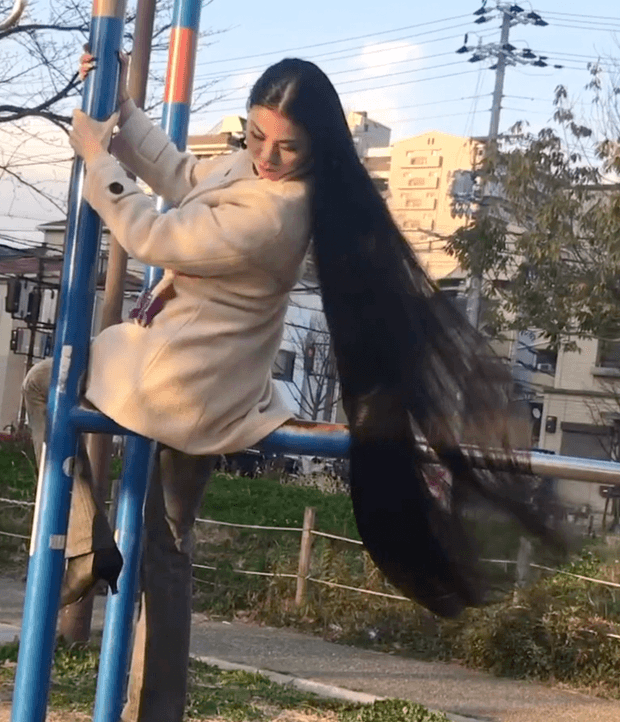 VIDEO - Floor length hair in public 2