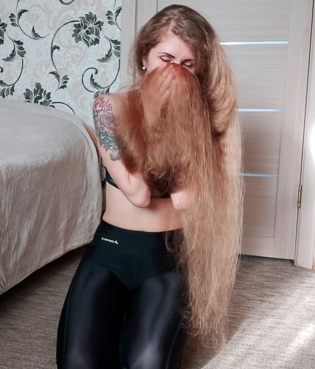VIDEO - Extreme hair smelling