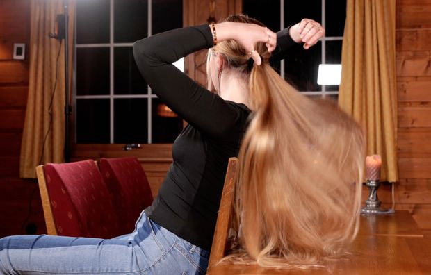 VIDEO - The big ponytail vs. the table
