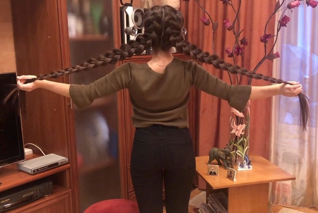 VIDEO - Two big braids