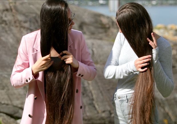 VIDEO - Two sisters by the sea
