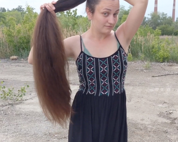 VIDEO - Displaying her massive mane in the wind