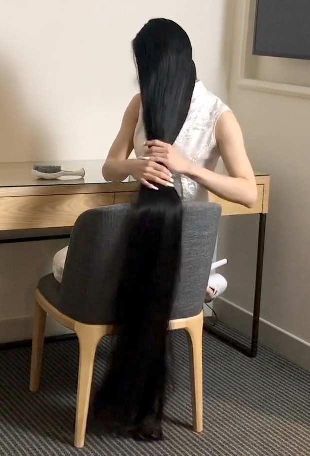 VIDEO - A lot of length, a lot of hair play