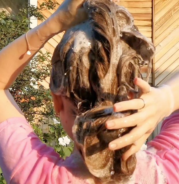 VIDEO - Tons of shampoo for very long blonde hair