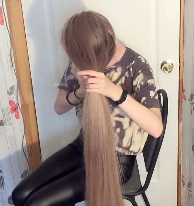 VIDEO - The blonde with the silky hair