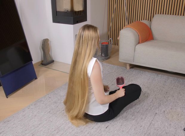 VIDEO - Extremely silky blonde hair
