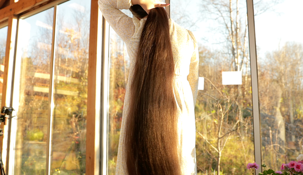 VIDEO - Isabell brushing her very long hair