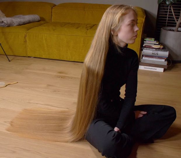 VIDEO - Blonde calf length hair floor show