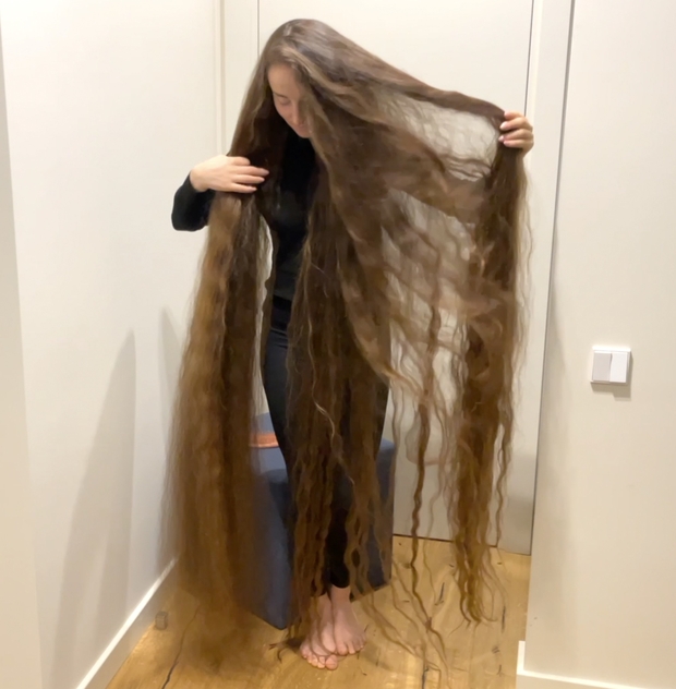 VIDEO - Brushing a pile of hair