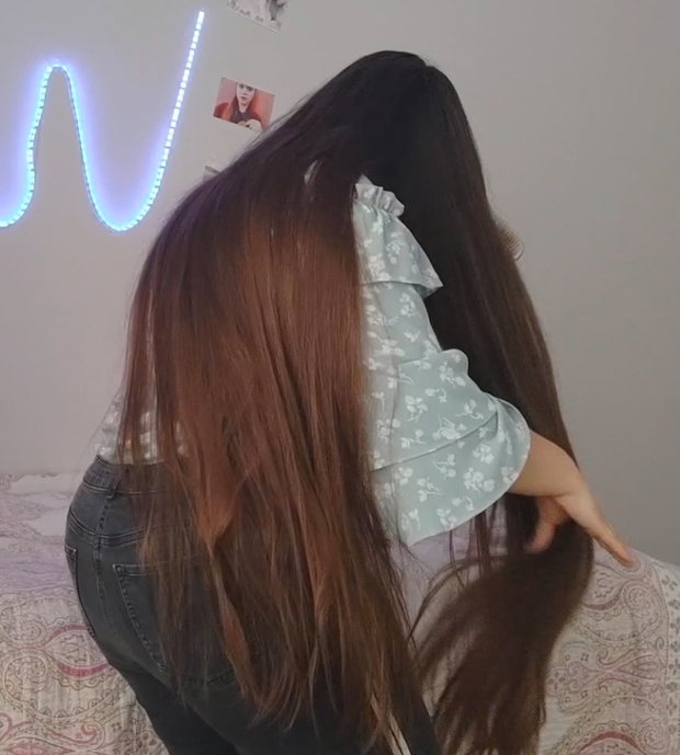 VIDEO - Her daily hair play