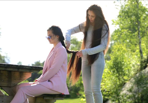 VIDEO - Two sisters by the sea