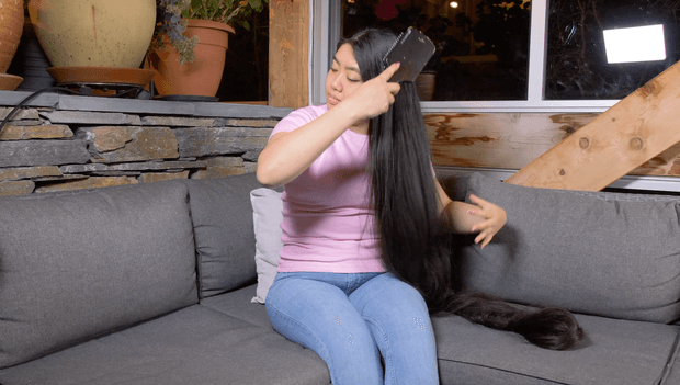 VIDEO - Rapunzel brushing in the sofa