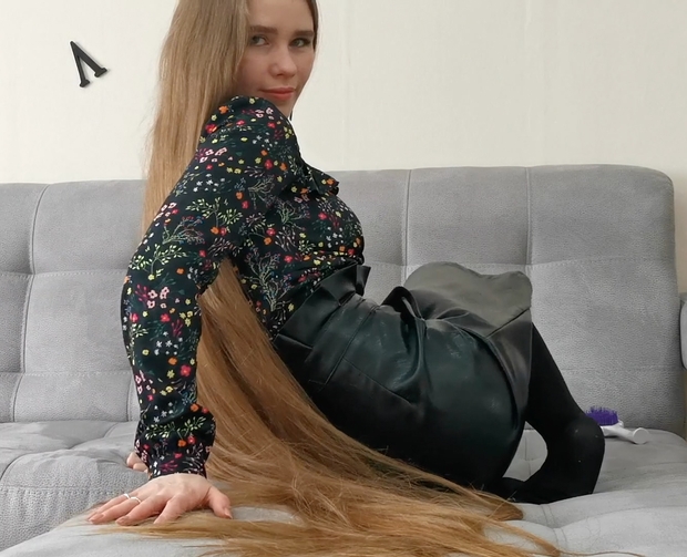 VIDEO - Using floor length hair as a blanket