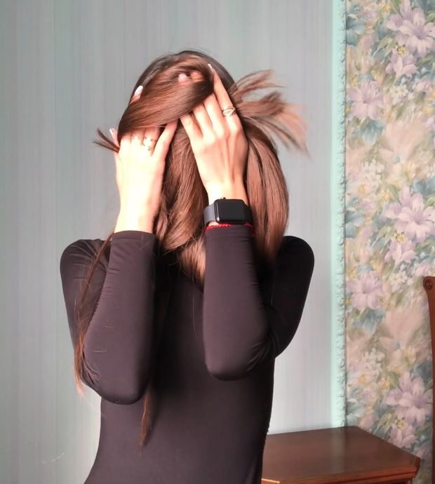 VIDEO - Alina&#x27;s long hair covering and smelling
