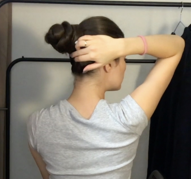 VIDEO - A silky, long, dark mane