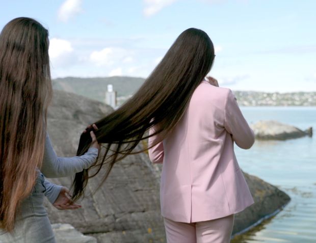 VIDEO - Two sisters by the sea