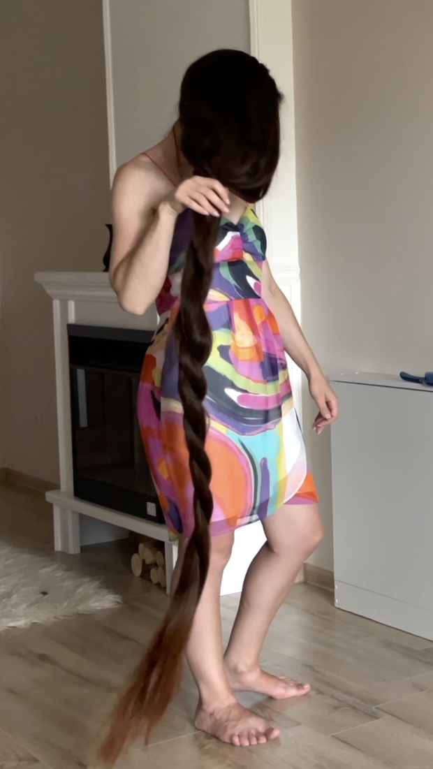 VIDEO - Ivanna loves her hair length