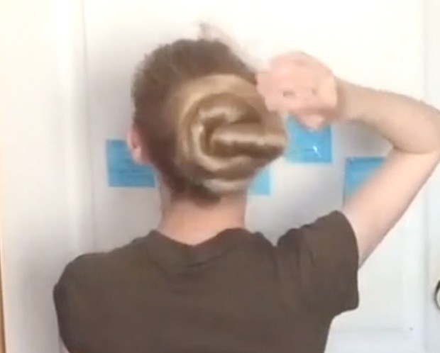 VIDEO - Brush, bun, braid