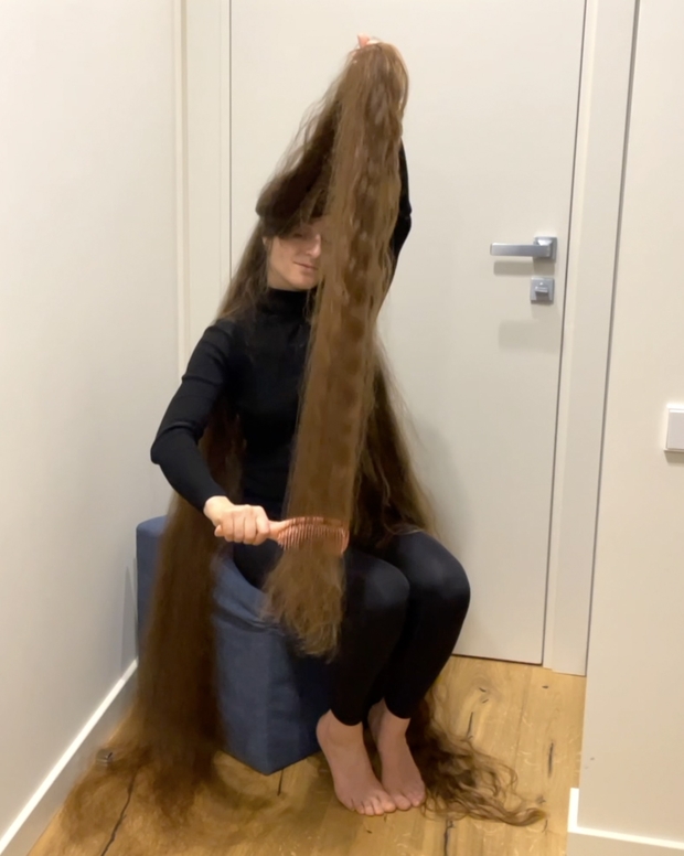 VIDEO - Brushing a pile of hair