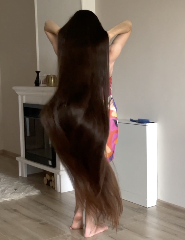 VIDEO - Ivanna loves her hair length