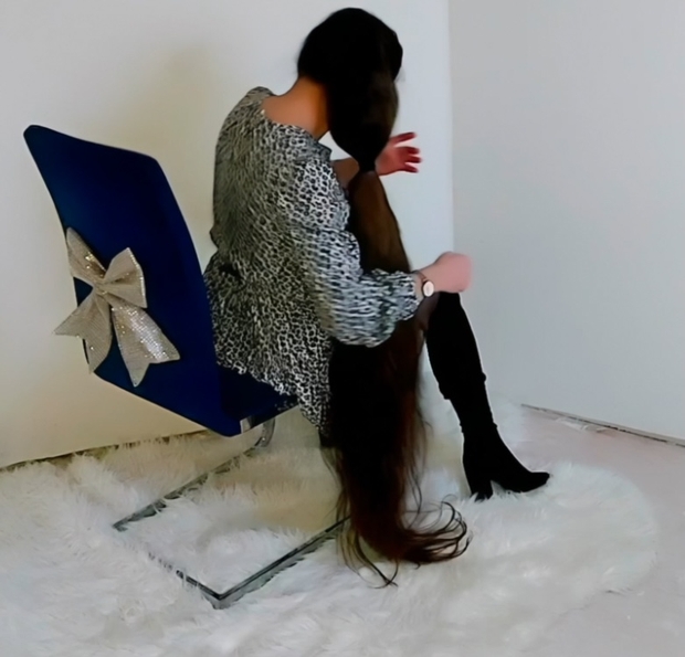 VIDEO - Kornelija and the blue chair