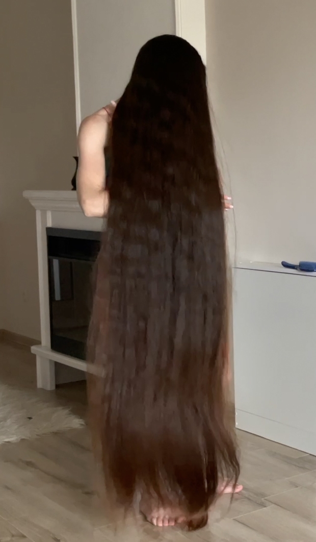 VIDEO - Ivanna loves her hair length