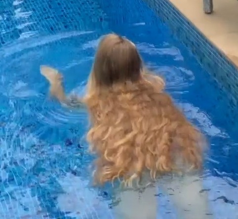 VIDEO - Swimming Rapunzel 2