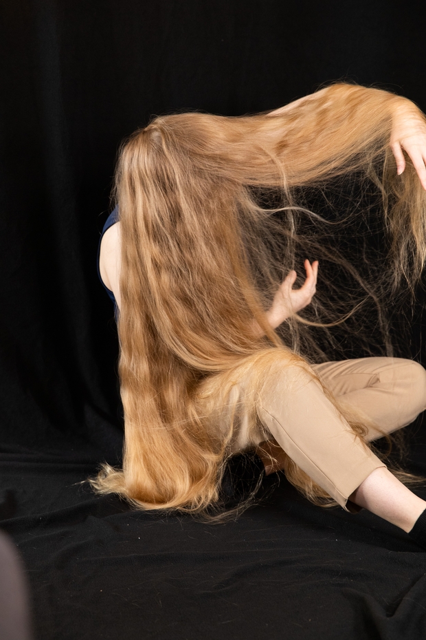 PHOTO SET - Helene&#x27;s blonde hair covering photoshoot