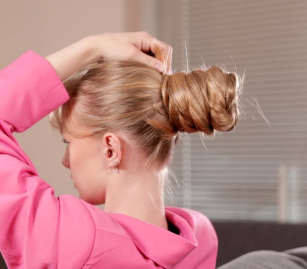 VIDEO - Extreme blonde bun elegance