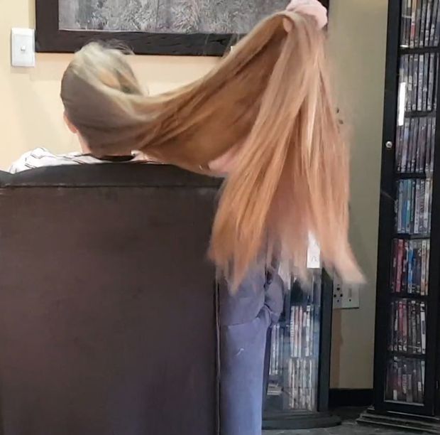 VIDEO - Heavy blonde hair behind the chair