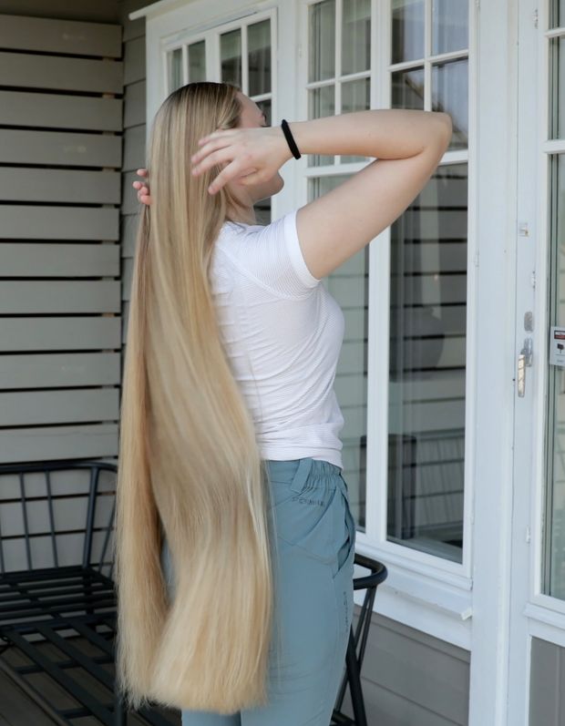VIDEO - Blonde Rapunzel&#x27;s ultra beautiful hair